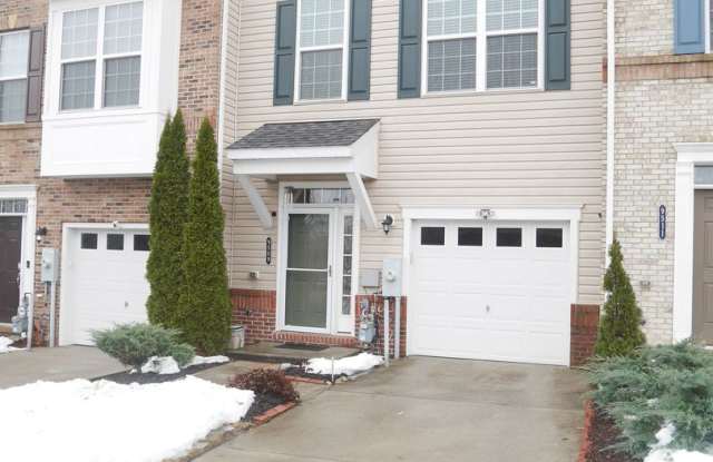 Beautiful 4‑Bedroom Townhouse with Garage, Deck  Community Amenities