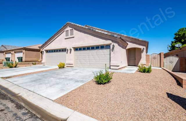 DON'T MISS THIS THREE BEDROOM TOWNHOUSE IN A PRIME LOCATION