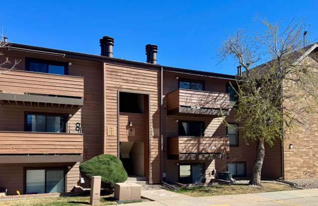 Lovely 1 Bedroom, 1 Bathroom Lakewood Condo! Community POOL!!!