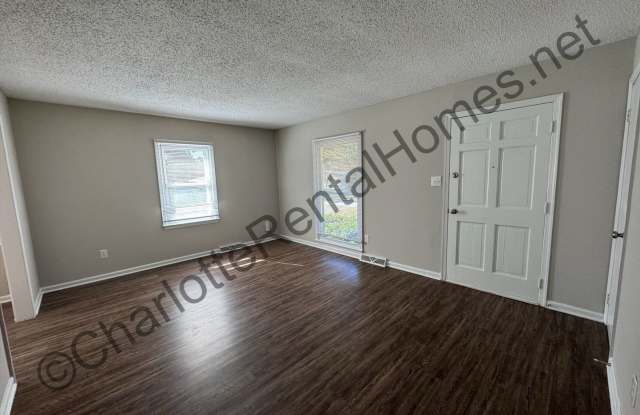 Nice 3 bedroom 2 bath home in Charlotte!