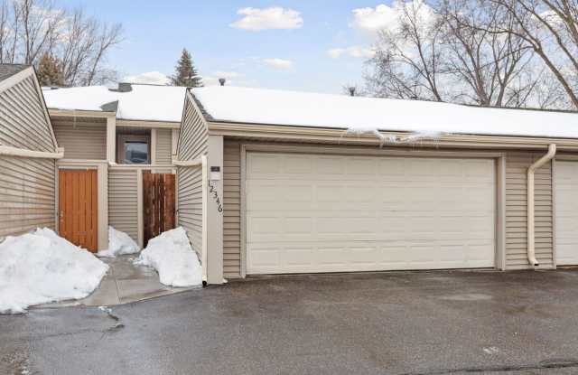 Lovely 4BR 2BA Townhome in Coon Rapids