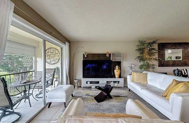 Photo of 9411 N Hollybrook Lake Dr