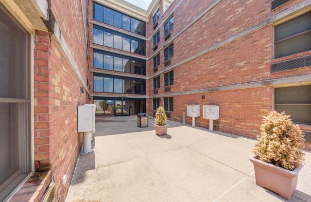 Peninsula Court Apartments