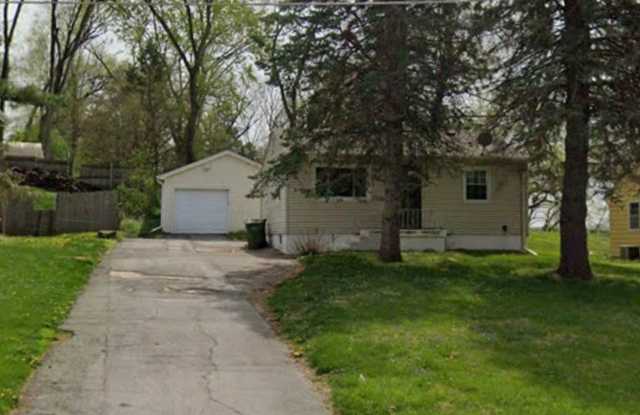 Charming Bellevue Bungalow - Your New Home Awaits!