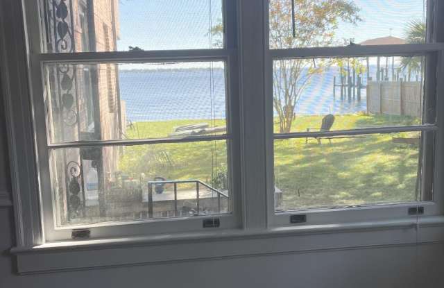 2746 VERNON Terrace unit: 3