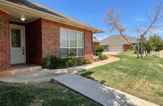 Great 3 Bed 2 Bath Duplex in a Gated Neighborhood!!