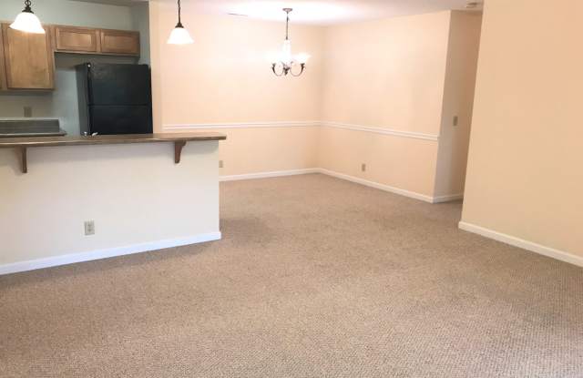 Hendersonville Condo - Top Floor - Wonderful Office Space!