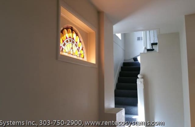 Top Floor Renovated 1 Bed/1 Bath Apartment in Victorian 4-Plex