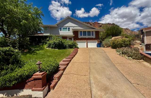 Distinctive and Spacious 5-BR Home in Bloomington