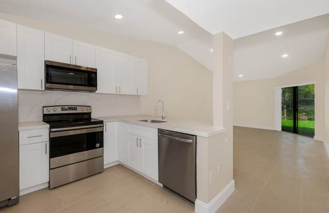 Fully Renovated Corner 1/1 “Villa” with Balcony & Lake View in Villas de Venezia!