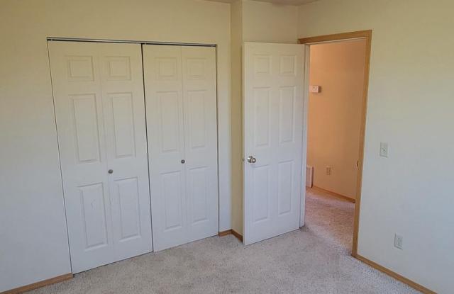 3 Bedroom, 2.5 Bathroom Townhouse: Month- Month Lease