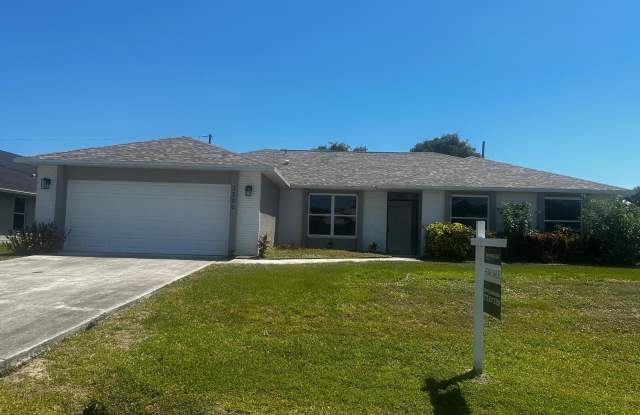 3226 SE Pinto Street