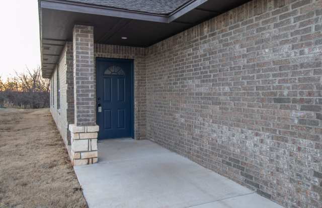 3-Bed, 2-Bath Duplex with Waterway Views - Prime Location off I-40 in El Reno!