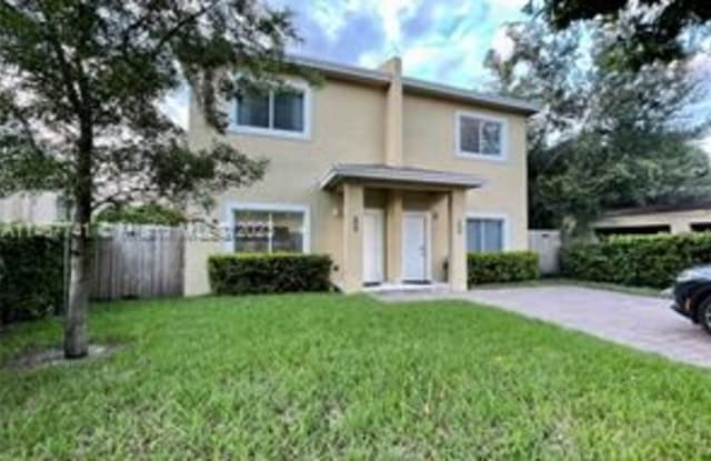 Townhouse duplexs - 1531 Northwest 55th Terrace, Miami, FL 33142