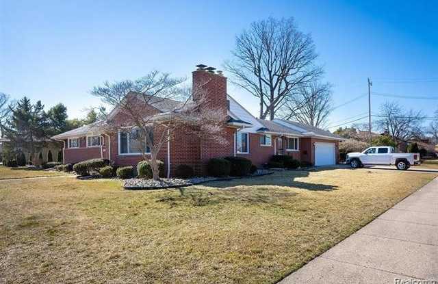 5715 GOLFVIEW Drive - 5715 Golfview Drive, Dearborn Heights, MI 48127