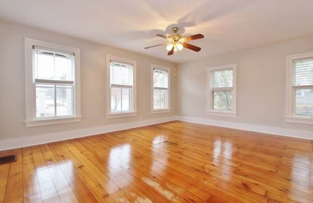 Updated 3 bedroom 1 bath home in downtown Morris