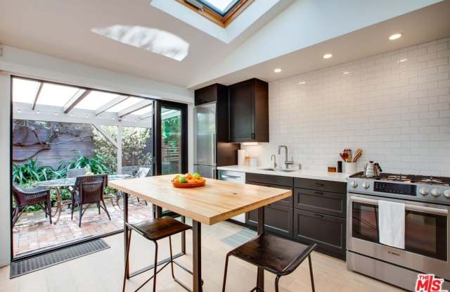 927 1/2 Victoria Ave