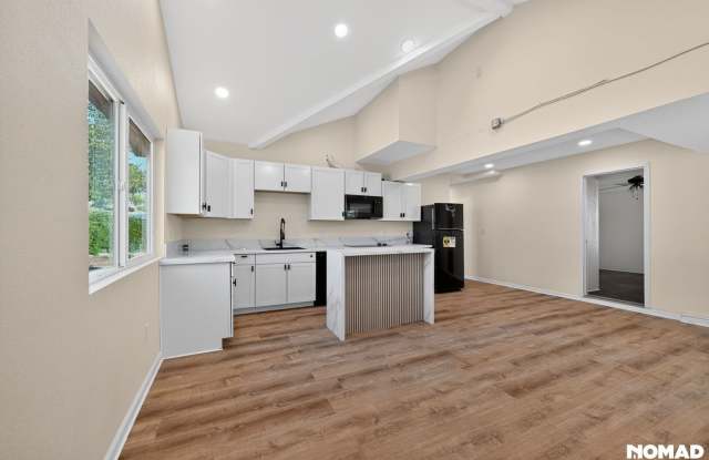 Bright  Modern 2-Bed Home with Ocean Glimpses in Prime Vista Location