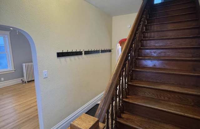 3 Bedroom Freshly Renovated Family Home in Houghton