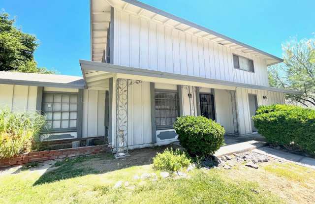 Great 2 Bedroom Townhouse Near UNLV!