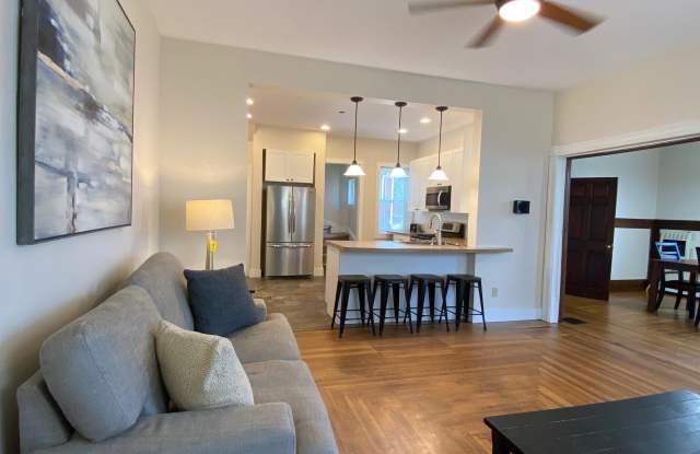 Photo of 738 West Third Street