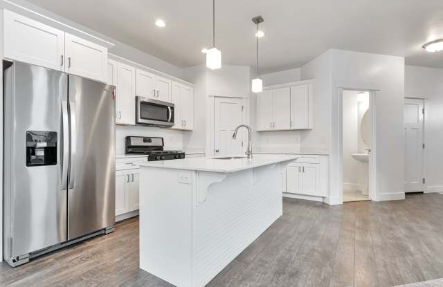 ROW END TOWNHOUSE W 2 CAR GARAGE + AMENITIES