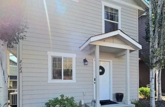 Two Bedroom Townhome in The Cottages at Saddlerock Neighborhood!