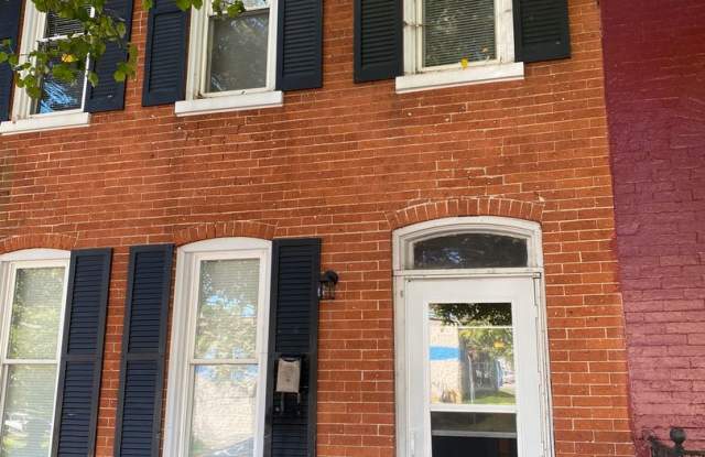 Lovely Four Bedroom House in Lancaster City with Fenced in Backyard