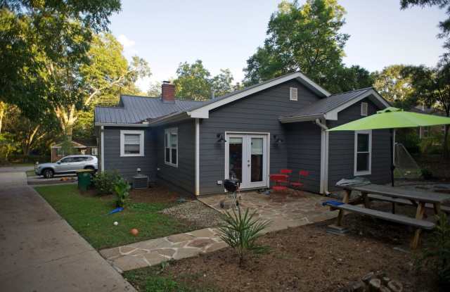 Normaltown home, a Charming 3 bedroom/ 2 bathroom Home Close to UGA and Hospitals!