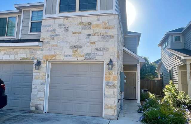 Fabulous Townhome in New Braunfels 3/2.5 ~ Minutes from Gruene ~ Move in Ready!