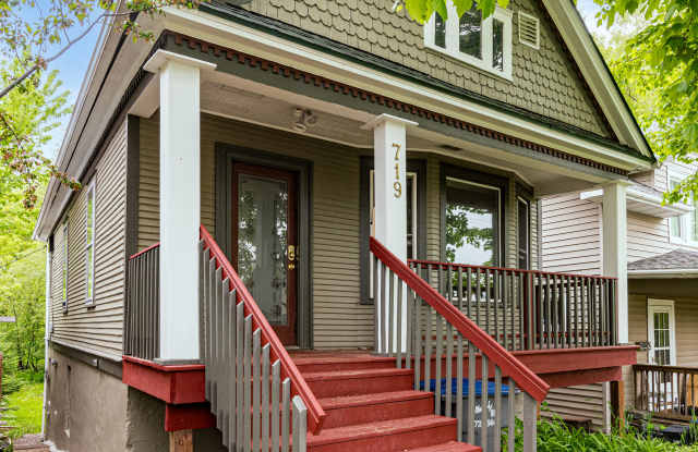 Photo of 719 E 8th St