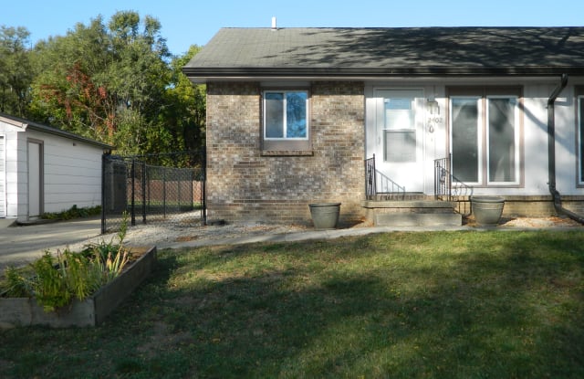 2402 South East 17th St - 2402 Southeast 17th Court, Des Moines, IA 50320