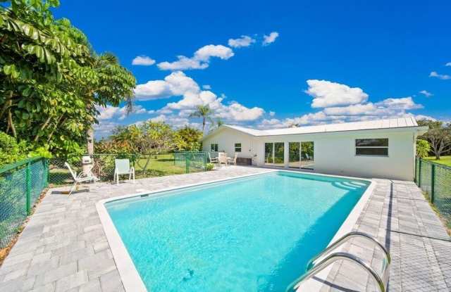 2416 NW Everglades Boulevard