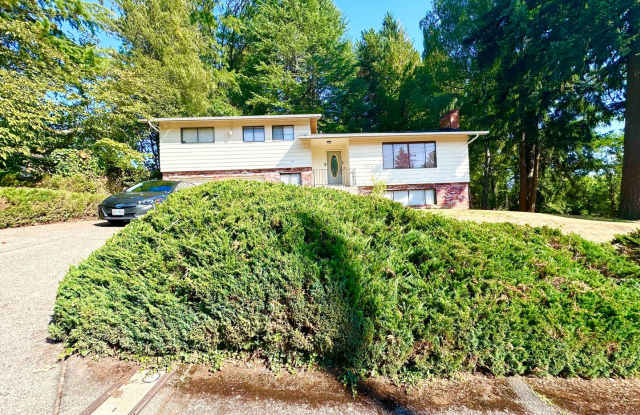 Charming Split-Level Fully Furnished Home 3 Beds 2.5 Baths in Lake Oswego!