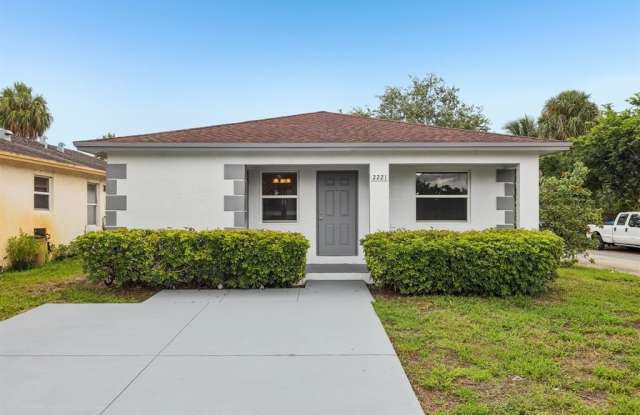 2221 NW 24th Ct