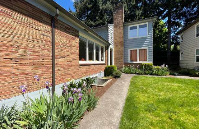 SE 2 Bedroom 1 Bathroom home Upper Unit ~ Assigned Parking and Some Utilities Included! - 2834 Southeast 50th Avenue, Portland, OR 97206