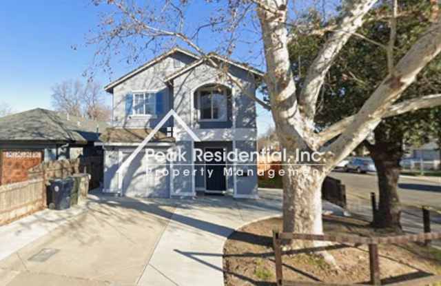 Great 4 Bd/2.5Ba Duplex with 1 Car Garage!