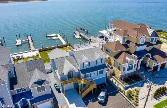 706 W Shore Dr