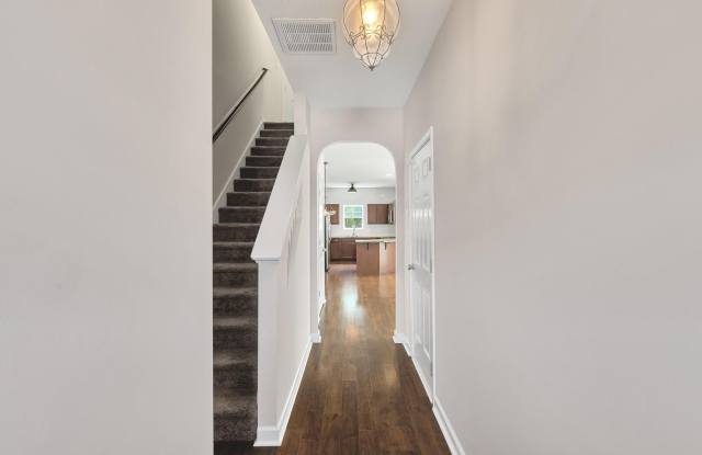 MOVE IN SPECIAL: 1st Months Rent free if lease is signed by Thanksgiving!