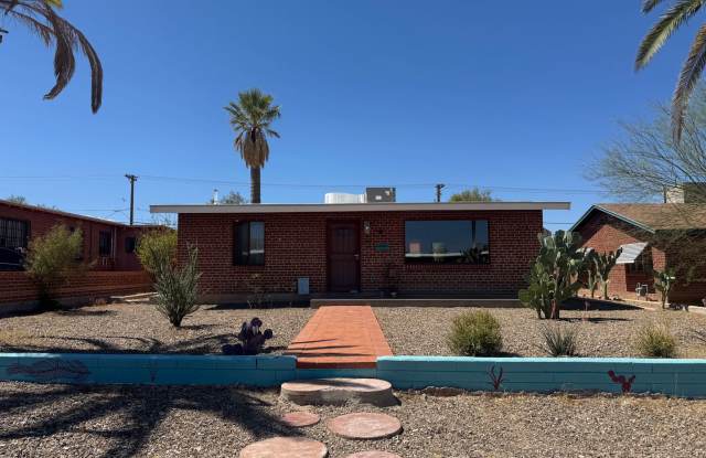 ALL UTILITIES INCLUDED Colorful & Eclectic 2 Bed / 1 Bath Home Near U of A