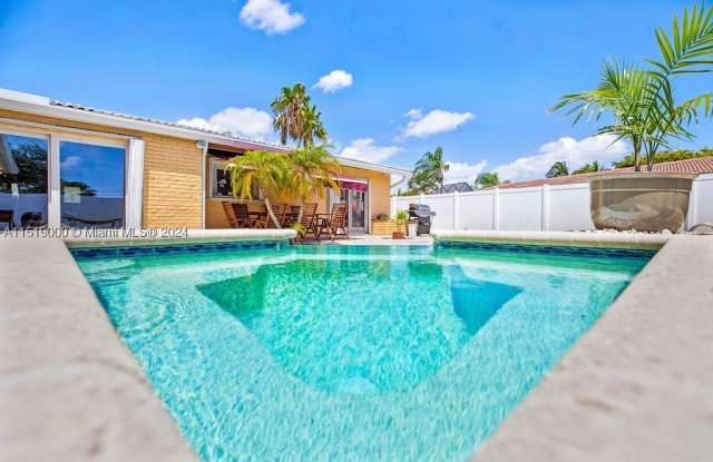 5320 NE 16th Ter