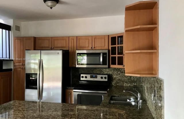 10564 NW 8th Ln - 10564 NW 8th Ln, Fountainebleau, FL 33172