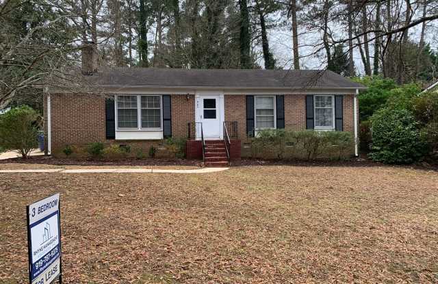 MIDTOWN RANCH HOME- 905 Northclift Drive-3 brm-1 1/2 baths-Fenced back yard--pet friendly-new flooring