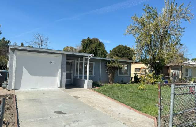 Charming 2 Bedroom home with large park like backyard - 2153 Capitol Avenue, East Palo Alto, CA 94303