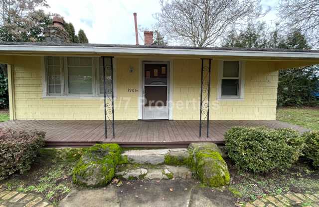 Updated Vintage 2 BD Home on a Spacious Lot - Milwaukie