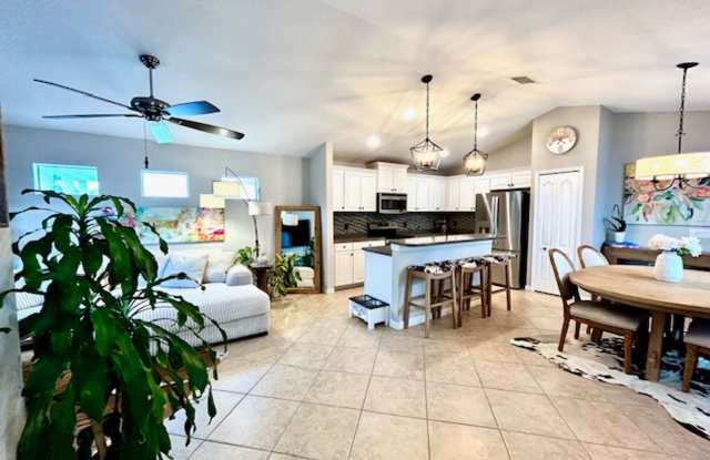 2/2 UNFURNISHED - ADORABLE BUNGALOW- WITH GARAGE/GATED COMMUNITY