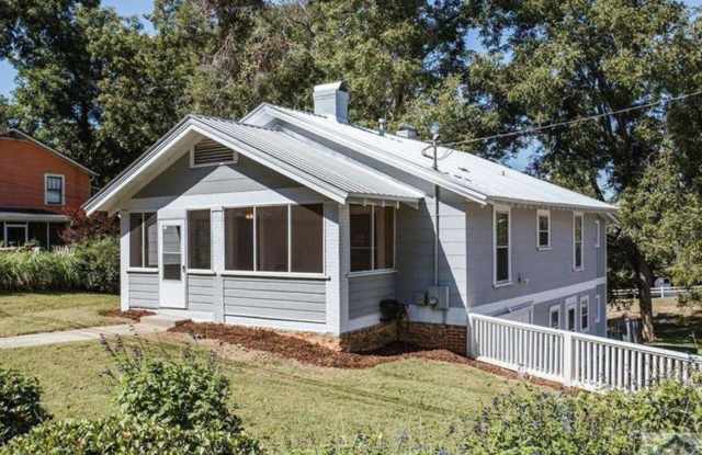 3 Bedroom 3 Bathroom near downtown Athens - 1 bedroom available
