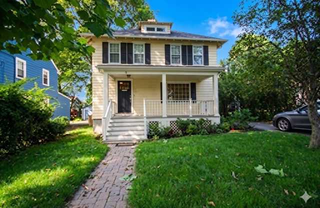 30 Farmcrest Ave