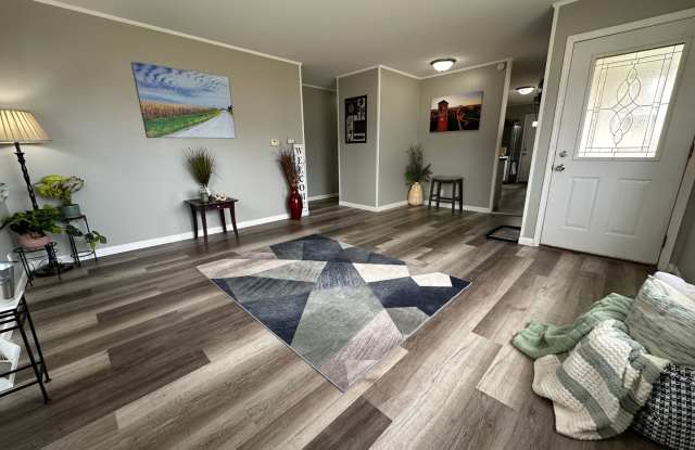 Spacious 2 bed, 1 bath home for rent in NE Waterloo available IMMEDIATELY .