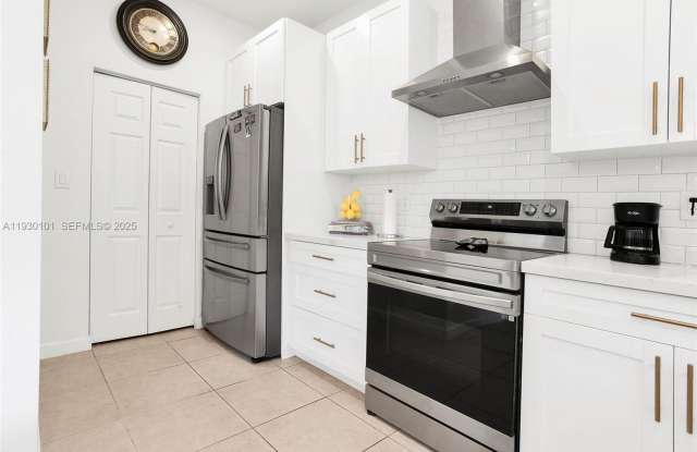 13285 SW 128th Passage 13285, Miami, FL 33186